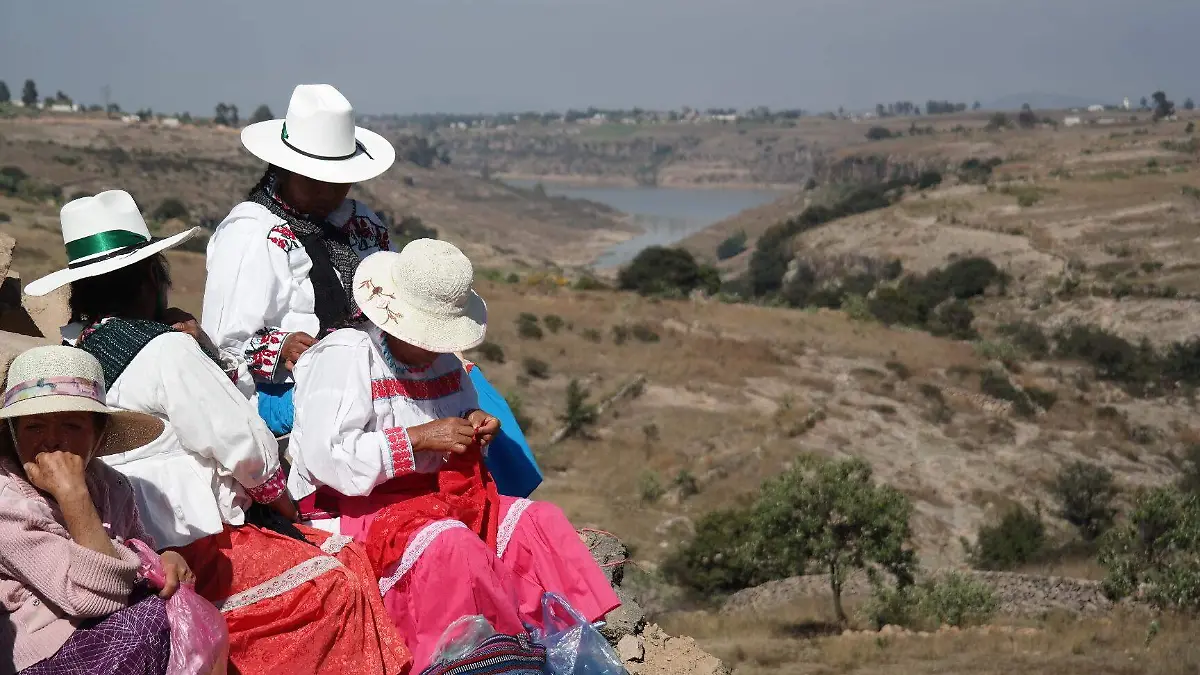 Nunca dejan de trabajar, y a veces se llevan tareas a sus hogares para no descuidar a sus familias (foto Dolores Martínez)